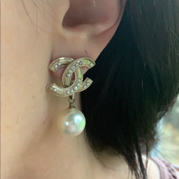 CHANEL Jewelry - 🎄Christmas Sale🎄CHANEL Large Faux Pearl Earrings